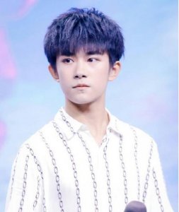 ​易烊千玺新剧定档，搭配周冬雨，网友：票房稳了