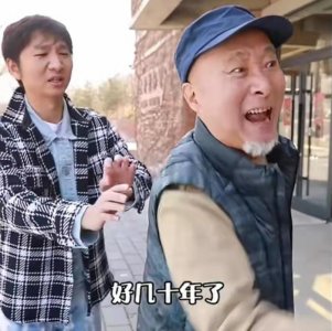 ​夫妻吵架图片（夫妻俩街上吵架指指点点）