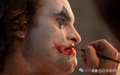 ​蝙蝠侠和小丑是同父异母的亲兄弟？电影《小丑》解读