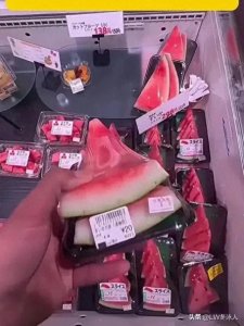 ​韩国人到中国旅游被中国人吃西瓜“惊呆了”，这也太“豪横了”