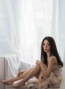 ​氧气美少女陈瑶光脚丫写真曝光，清纯可爱萌化人心！