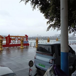 ​广西柳州的轻轨建不了，老百姓有意见