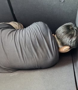 ​9岁男童被生父塞后备厢，“事前已征得孩子同意”