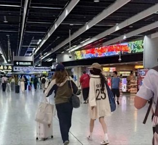 ​杨幂带1米7女儿惊现香港！身高碾压成年人，网友：这身高太吓人了